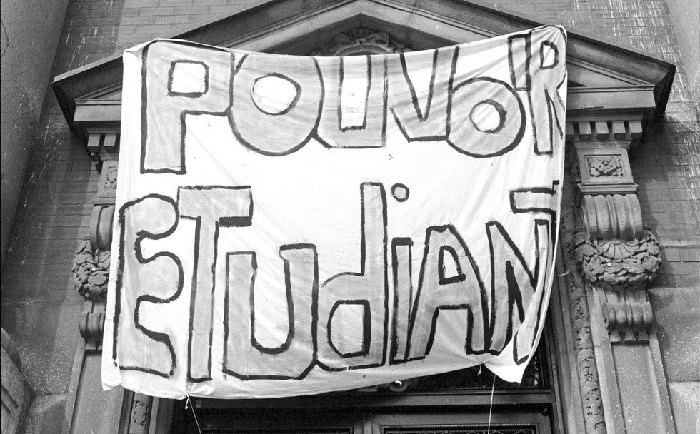 Pouvoir étudiant - Fini le niaisange : Bannière installé sur la façade de l'École des Beaux-arts